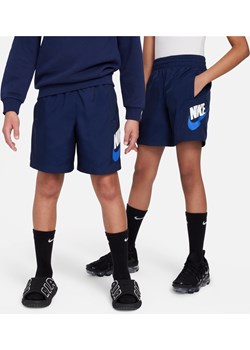 Spodenki z tkaniny dla dużych dzieci Nike Sportswear - Niebieski ze sklepu Nike poland w kategorii Spodenki chłopięce - zdjęcie 172184663