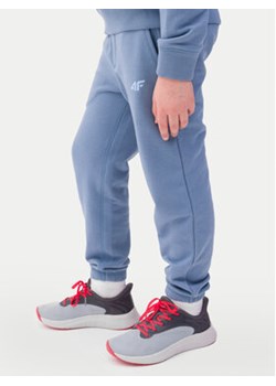 4F Spodnie dresowe 4FJWSS24TTROM597 Niebieski Regular Fit ze sklepu MODIVO w kategorii Spodnie chłopięce - zdjęcie 172187783