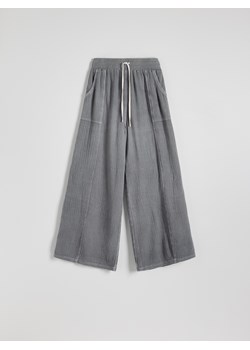 Reserved - Spodnie ze strukturalnej tkaniny - jasnoszary ze sklepu Reserved w kategorii Spodnie damskie - zdjęcie 172189884