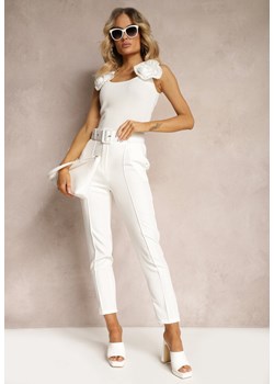 Białe Dopasowane Spodnie Garniturowe High Waist z Paskiem w Talii Ozdobionym Klamrą Binah ze sklepu Renee odzież w kategorii Spodnie damskie - zdjęcie 172195223