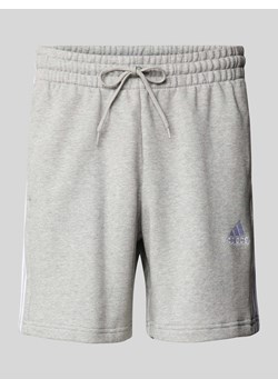 Szorty z dzianiny dresowej z wyhaftowanym logo ze sklepu Peek&Cloppenburg  w kategorii Spodenki męskie - zdjęcie 172238971