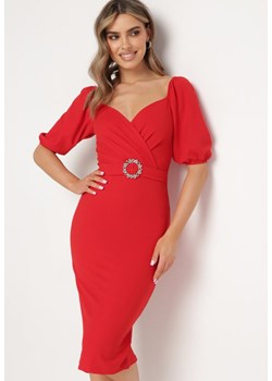 Czerwona Sukienka Dopasowana z Paskiem i Klamrą w Talii oraz Bufiastymi Rękawami Lurdia ze sklepu Born2be Odzież w kategorii Sukienki - zdjęcie 172245943
