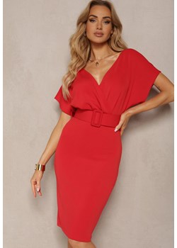 Czerwona Kopertowa Sukienka z Materiałowym Paskiem z Klamrą i Trójkątnym Dekoltem Mennada ze sklepu Renee odzież w kategorii Sukienki - zdjęcie 172246641