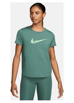 Damska koszulka do biegania z krótkim rękawem Dri-FIT Nike One Swoosh - Zieleń ze sklepu Nike poland w kategorii Bluzki damskie - zdjęcie 172249823