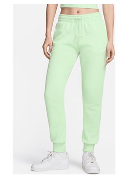 Damskie spodnie dresowe ze średnim stanem Nike Sportswear Phoenix Fleece - Zieleń ze sklepu Nike poland w kategorii Spodnie damskie - zdjęcie 172249843