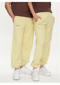 Pangaia Spodnie dresowe Food Dye Zielony Regular Fit ze sklepu MODIVO w kategorii Spodnie męskie - zdjęcie 172256441
