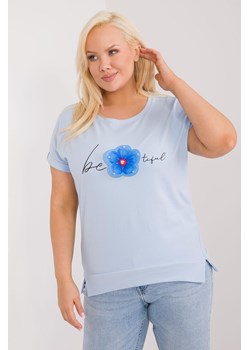 Bluzka plus size z kwiatem jasno niebieska ze sklepu 5.10.15 w kategorii Bluzki damskie - zdjęcie 172272703