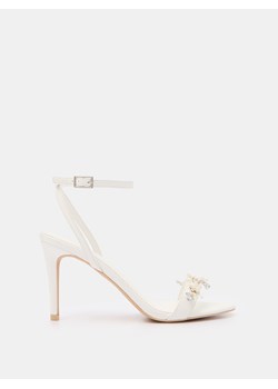 Mohito - Sandały na szpilce - biały ze sklepu Mohito w kategorii Sandały damskie - zdjęcie 172273221