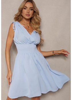 Jasnoniebieska Kopertowa Sukienka z Gumką w Pasie Ściągana na Ramionach Cinnia ze sklepu Renee odzież w kategorii Sukienki - zdjęcie 172278633
