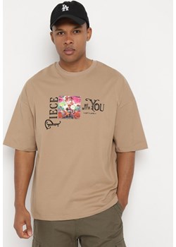Ciemnobeżowa Koszulka z Bawełny Ozdobiona Naszywkami Ranessa ze sklepu Born2be Odzież w kategorii T-shirty męskie - zdjęcie 172279352