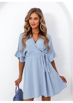 Błękitna muślinowa sukienka z wiązaniem Clodeth - błękitny ze sklepu pakuten.pl w kategorii Sukienki - zdjęcie 172281803