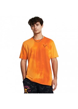 Męski t-shirt z nadrukiem Under Armour Project Rock Raise Hell Cap Sleeve - pomarańczowy ze sklepu Sportstylestory.com w kategorii T-shirty męskie - zdjęcie 172284290