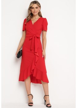 Czerwona Sukienka Taliowana z Kopertowym Dekoltem i Falbanką Tatania ze sklepu Born2be Odzież w kategorii Sukienki - zdjęcie 172284442