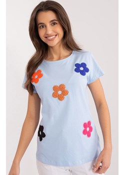 Jasnoniebieski t-shirt damski z naszywkami RV-BZ-9622.16X, Kolor jasnoniebieski, Rozmiar S/M, BASIC FEEL GOOD ze sklepu Primodo w kategorii Bluzki damskie - zdjęcie 172294081