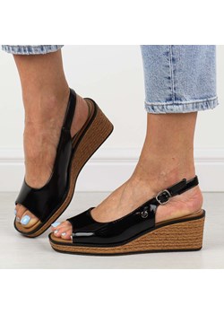 Czarne lakierowane sandały damskie na koturnie Sergio Leone sk301 ze sklepu suzana.pl w kategorii Sandały damskie - zdjęcie 172297540
