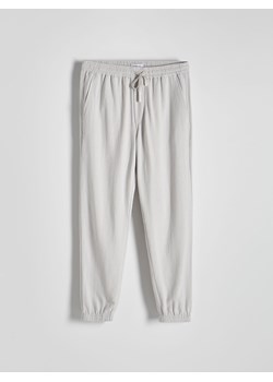 Reserved - Spodnie joggery z lnem - jasnoszary ze sklepu Reserved w kategorii Spodnie męskie - zdjęcie 172301040