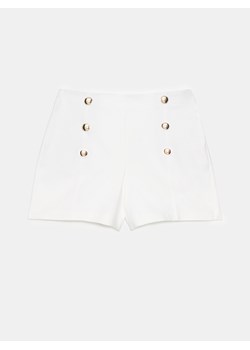 Mohito - Białe szorty z ozdobnymi guzikami - biały ze sklepu Mohito w kategorii Szorty - zdjęcie 172302860