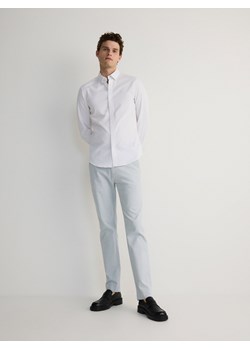 Reserved - Spodnie chino slim fit - jasnoniebieski ze sklepu Reserved w kategorii Spodnie męskie - zdjęcie 172306463