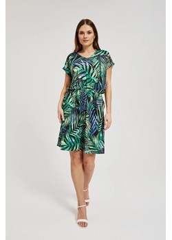 Sukienka w tropikalny wzór z wiązaniem w talii zielona ze sklepu Moodo.pl w kategorii Sukienki - zdjęcie 172308160