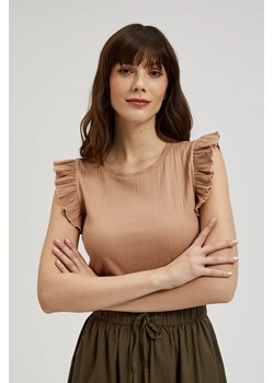 Prążkowana bluzka z falbaną na ramionach beżowa ze sklepu Moodo.pl w kategorii Bluzki damskie - zdjęcie 172308163
