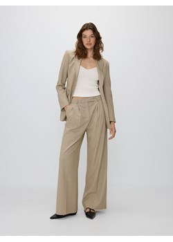 Reserved - Spodnie z zaznaczonym kantem - beżowy ze sklepu Reserved w kategorii Spodnie damskie - zdjęcie 172310621