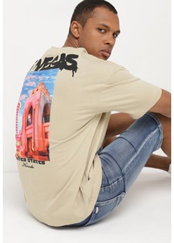 Beżowa Koszulka z Bawełny Ozdobiona Nadrukiem i Naszywką Nanesha ze sklepu Born2be Odzież w kategorii T-shirty męskie - zdjęcie 172326270