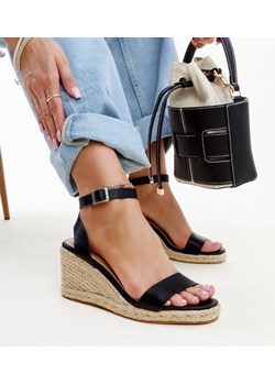 Czarne sandały na koturnie Koura ze sklepu gemre w kategorii Sandały damskie - zdjęcie 172329411