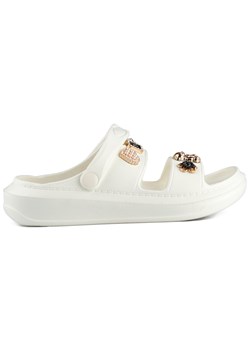 Gumowe sandały klapki damskie z ozdobami białe ze sklepu ButyModne.pl w kategorii Klapki damskie - zdjęcie 172330964