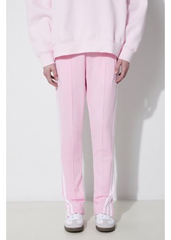 adidas Originals spodnie dresowe Adicolor Classic SST kolor różowy z aplikacją IR8076 ze sklepu PRM w kategorii Spodnie damskie - zdjęcie 172333542