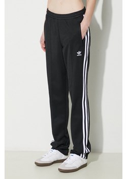 adidas Originals spodnie dresowe kolor czarny wzorzyste IU2521 ze sklepu PRM w kategorii Spodnie damskie - zdjęcie 172333560