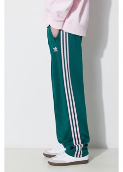 adidas Originals spodnie dresowe kolor zielony z aplikacją  IM9818 ze sklepu PRM w kategorii Spodnie damskie - zdjęcie 172333562