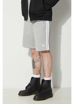 adidas Originals szorty bawełniane Adicolor 3-Stripes kolor szary melanżowe IU2340 ze sklepu PRM w kategorii Spodenki męskie - zdjęcie 172333780
