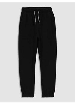 MOKIDA Spodnie dresowe w kolorze czarnym ze sklepu Limango Polska w kategorii Spodnie chłopięce - zdjęcie 172335044