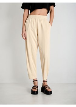 Sinsay - Spodnie z kantem - kremowy ze sklepu Sinsay w kategorii Spodnie damskie - zdjęcie 172341664