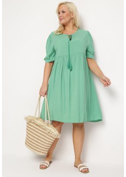 Zielona Sukienka Wiskozowa z Dekoltem Wiązanym z Frędzlami Brispia ze sklepu Born2be Odzież w kategorii Sukienki - zdjęcie 172360422