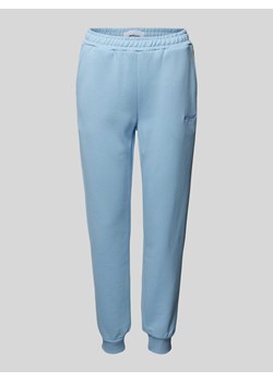 Spodnie dresowe o kroju regular fit z wyhaftowanym logo ze sklepu Peek&Cloppenburg  w kategorii Spodnie damskie - zdjęcie 172361243