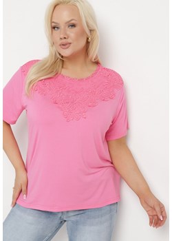 Różowa Koszulka z Krótkim Rękawem z Koronkowym Dekoltem Lovella ze sklepu Born2be Odzież w kategorii Bluzki damskie - zdjęcie 172366164