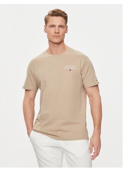 Tommy Hilfiger T-Shirt Logo UM0UM02916 Beżowy Regular Fit ze sklepu MODIVO w kategorii T-shirty męskie - zdjęcie 172374884