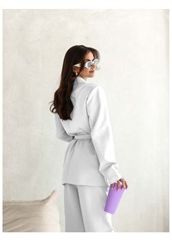 Modny garnitur z szerokimi nogawkami KEIKO - biały ze sklepu magmac.pl w kategorii Komplety i garnitury damskie - zdjęcie 172377221