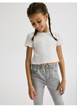 Reserved - Krótki t-shirt z haftem - złamana biel ze sklepu Reserved w kategorii Bluzki dziewczęce - zdjęcie 172378072