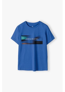 Niebieski bawełniany t-shirt dla chłopca z nadrukiem z przodu ze sklepu 5.10.15 w kategorii T-shirty chłopięce - zdjęcie 172378813