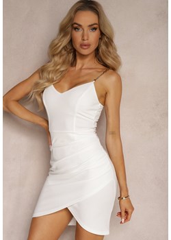 Biała Asymetryczna Sukienka Mini na Łańcuszkowych Ramiączkach z Marszczeniem Ranizo ze sklepu Renee odzież w kategorii Sukienki - zdjęcie 172380921