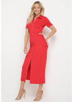 Czerwona Sukienka Koszulowa z Wycięciami w Talii i i Marszczeniami Zapinana na Guziki Quvlea ze sklepu Born2be Odzież w kategorii Sukienki - zdjęcie 172386531
