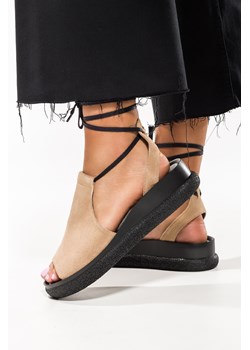 Beżowe sandały skórzane damskie na koturnie zabudowane wiązane PRODUKT POLSKI Casu 970 ze sklepu Casu w kategorii Sandały damskie - zdjęcie 172387933