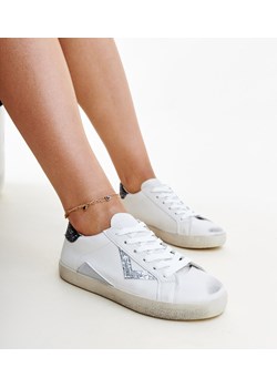 Białe sneakersy z efektem ,,znoszenia'' Gombola ze sklepu gemre w kategorii Trampki damskie - zdjęcie 172388442