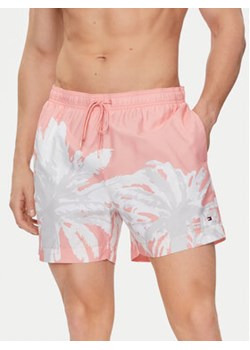Tommy Hilfiger Szorty kąpielowe UM0UM03298 Różowy Regular Fit ze sklepu MODIVO w kategorii Kąpielówki - zdjęcie 172400524