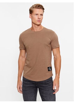 Calvin Klein Jeans T-Shirt Essential J30J315319 Brązowy Regular Fit ze sklepu MODIVO w kategorii T-shirty męskie - zdjęcie 172406192