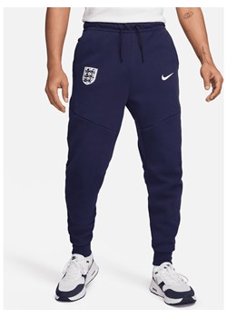 Męskie joggery piłkarskie Nike Anglia Tech Fleece - Fiolet ze sklepu Nike poland w kategorii Spodnie męskie - zdjęcie 172407274