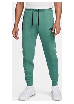 Joggery męskie Nike Sportswear Tech Fleece - Zieleń ze sklepu Nike poland w kategorii Spodnie męskie - zdjęcie 172407294