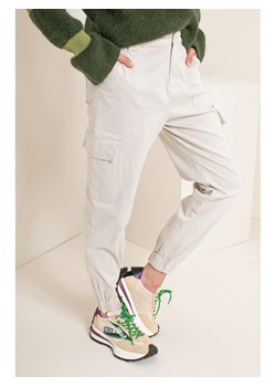Josephine &amp; Co Spodnie w kolorze kremowym ze sklepu Limango Polska w kategorii Spodnie damskie - zdjęcie 172415050